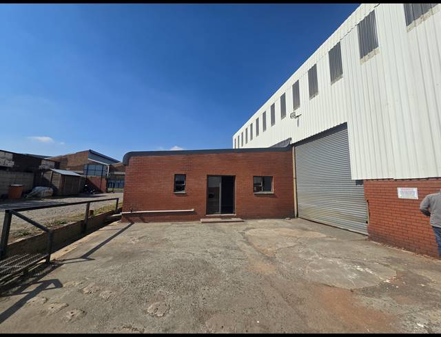 3,000M² WAREHOUSE FOR SALE IN BOKSBURG EAST